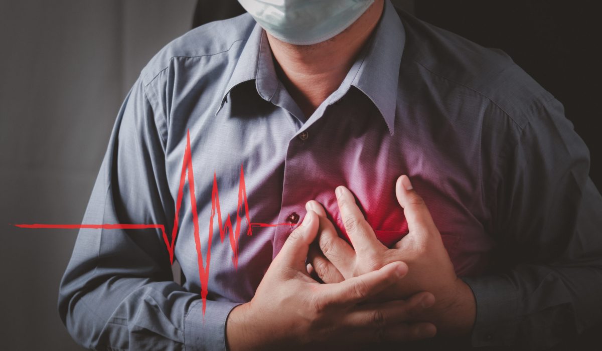 Men have chest pain caused by heart disease, heart attack, heart leakage, coronary heart disease.